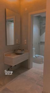 فلل وشاليهات Shali الفندقية في السيل الصغير: حمام مع حوض ومرحاض ومرآة