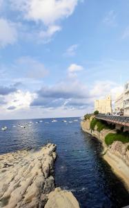 une grande étendue d'eau avec des bateaux. dans l'établissement Casa Ricca, à San Pawl il-Baħar