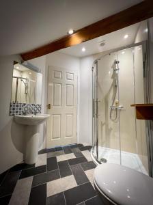 ein Bad mit einer Dusche, einem WC und einem Waschbecken in der Unterkunft New Ing Lodge in Shap