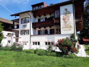 a building with a mural on the side of it at Apartmenthaus am Tegernsee - Studios mit Küchenzeile und mit Bus erreichbar in Bad Wiessee