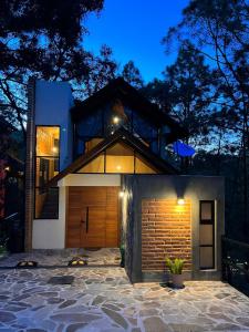 El edificio en el que está el chalet de montaña