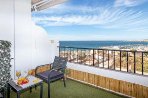 Sunshine Balcony- La Caleta في كاليتا دي فيليز: شرفة مع طاولة وكرسي والمحيط