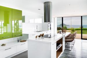 una cocina con encimeras blancas y armarios verdes en Marinhill - High Luxury Villa, en Bodrum City