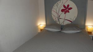 Giường trong phòng chung tại logement chez Nathalie & Eric