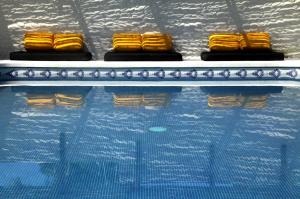 una fila de bañadores amarillos en una piscina en La Casa Bonita en Puerto Escondido