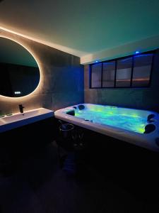 een badkamer met een groot bad en een wastafel bij Spa & vue Mer - Les Ô de Bandol in Bandol
