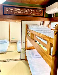 泉佐野市にあるゲストハウス 泉の鏡付きの客室内の二段ベッド2台