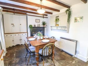 - une salle à manger avec une table et des chaises en bois dans l'établissement Englewood Cottage, à Allenheads