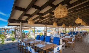 Restaurace v ubytování Top floor unit 520 ft2 - 48 m2 with stunning dominant view on ocean, St Barth, Orient Bay