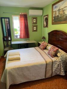 Schlafzimmer mit einem Bett und einem Fenster in der Unterkunft Bonitas habitacións en piso compartido casa antonio in Sevilla