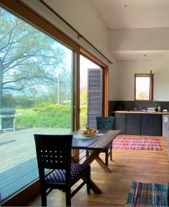 uma cozinha com uma mesa de madeira e uma grande janela em Calera de Tango Chena Magica em Maipú