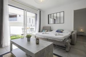 Un dormitorio con una cama y una mesa. en Superb apartment with a beautiful balcony - Anglet - Welkeys, en Anglet