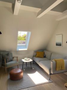 ein Wohnzimmer mit einem Sofa und einem Tisch in der Unterkunft Ferienwohnung Henny in Wyk auf Föhr