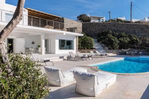 una villa con piscina e una casa di Villa Deloxenia by Ethos Hospitality a Mykonos Città