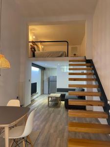 Habitación con una escalera que conduce a un dormitorio. en Precioso loft en Olula del Río, en Olula del Río