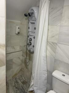 una ducha con cortina de ducha en un baño en Precioso loft en Olula del Río, en Olula del Río