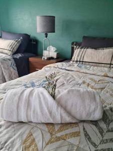 Un dormitorio con una cama con una manta. en Departamento en el corazón de Guadalajara en Guadalajara