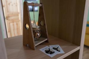 uma prateleira de madeira com um relógio sobre uma mesa em B&B Sud e Magia em Castelmezzano