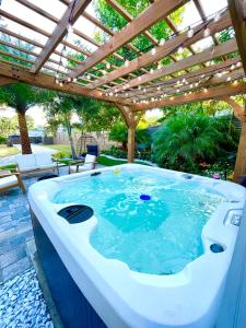 Πισίνα στο ή κοντά στο THE PALMS 3BR-Minutes to Beach, Scuba, Downtown, Airport