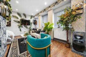 een woonkamer met een blauwe stoel en een bank bij Luxury 1bed Studio Apt-City Centre-Wifi-Parking in Maidstone