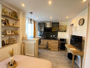 Televízia a/alebo spoločenská miestnosť v ubytovaní Paris Homestay of Happyness