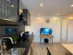 Kuchyňa alebo kuchynka v ubytovaní Paris Homestay of Happyness
