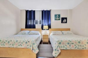 Llit o llits en una habitació de THE TIDES 1bedroom apt 4th floor WE ARE ON THE BEACH!