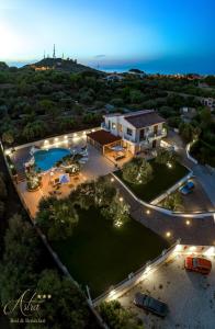 una vista aérea de una casa con un gran patio en ASTRA B&B, en Milazzo