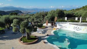een uitzicht op een zwembad in een resort met een zwembad bij ASTRA B&B in Milazzo