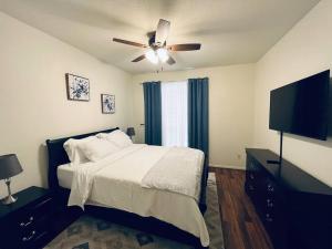 a bedroom with a bed and a ceiling fan at Home Away From Home-Cozy 2 BDRM Condo/Med Cntr/NRG in Houston +24 photos