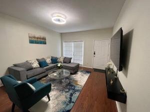 ein Wohnzimmer mit einem Sofa und einem Tisch in der Unterkunft Home Away From Home-Cozy 2 BDRM Condo/Med Cntr/NRG in Houston