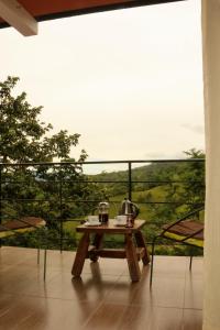 a table with a tea kettle on top of a balcony at MANIPURA in Guaduas
