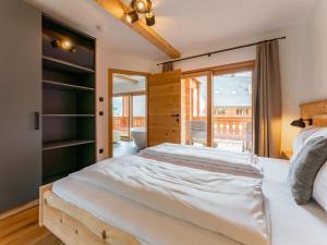 ein Schlafzimmer mit einem großen Bett und einem Fenster in der Unterkunft AlmApARTment Mauterndorf Pichl 8-1 in Mauterndorf