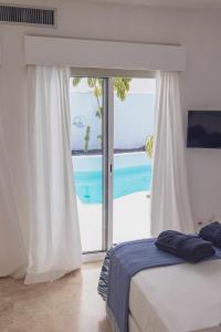 Posteľ alebo postele v izbe v ubytovaní Villa Guajara Piscina Climatiz Jacuzzi Villa 714