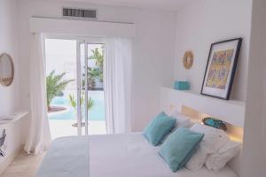 Posteľ alebo postele v izbe v ubytovaní Villa Guajara Piscina Climatiz Jacuzzi Villa 714