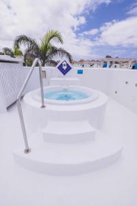 Bazén v ubytovaní Villa Guajara Piscina Climatiz Jacuzzi Villa 714 alebo v jeho blízkosti