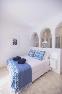 Posteľ alebo postele v izbe v ubytovaní Villa Guajara Piscina Climatiz Jacuzzi Villa 714