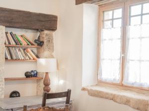 una sala da pranzo con tavolo e finestra di Maison Sauveterre-la-Lémance a Lapèze