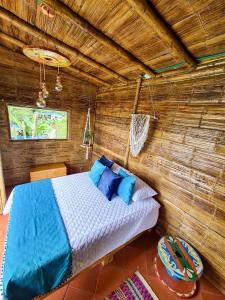 una camera con un letto su una parete in legno di Glamping Tambores 
