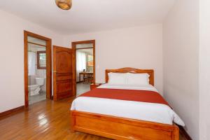 a bedroom with a bed and a bathroom at Napolitano Apart Hotel in Baños