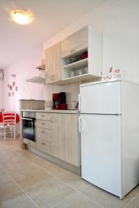 Kuchyň nebo kuchyňský kout v ubytování Apartments by the sea Rastici, Ciovo - 9208
