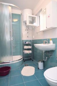 Koupelna v ubytování Apartments by the sea Rastici, Ciovo - 9208