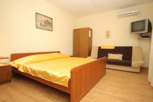 En eller flere senger på et rom på Apartments with a parking space Mlini, Dubrovnik - 9018