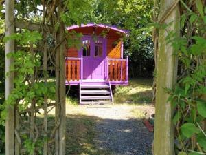 ein farbenfrohes Spielhaus inmitten eines Gartens in der Unterkunft Gîte Chantenay-Villedieu, 1 pièce, 4 personnes - FR-1-410-229 in Chantenay-Villedieu