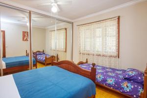 Postel nebo postele na pokoji v ubytování Apartments by the sea Brodarica, Sibenik - 4194
