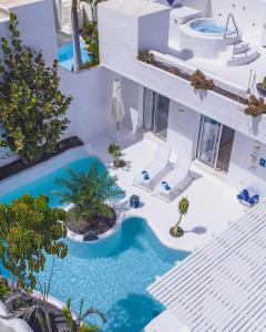 Bazén v ubytovaní Villa Guajara Piscina Climatiz Jacuzzi Villa 714 alebo v jeho blízkosti