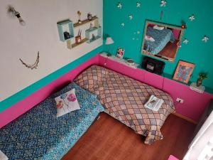 ウシュアイアにあるAlem Casa de Familiaのベッドルーム1室(ピンクのヘッドボード付きのベッド1台付)