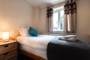 Habitación pequeña con cama y ventana en Cheerful 4 Bedroom townhouse with free parking, en Exhall