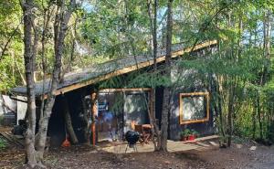 una cabaña en el bosque con techo de paja en Cabañas Vista Bonita en Pucón