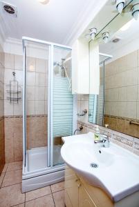 Kúpeľňa v ubytovaní Apartment Brodarica 4194d